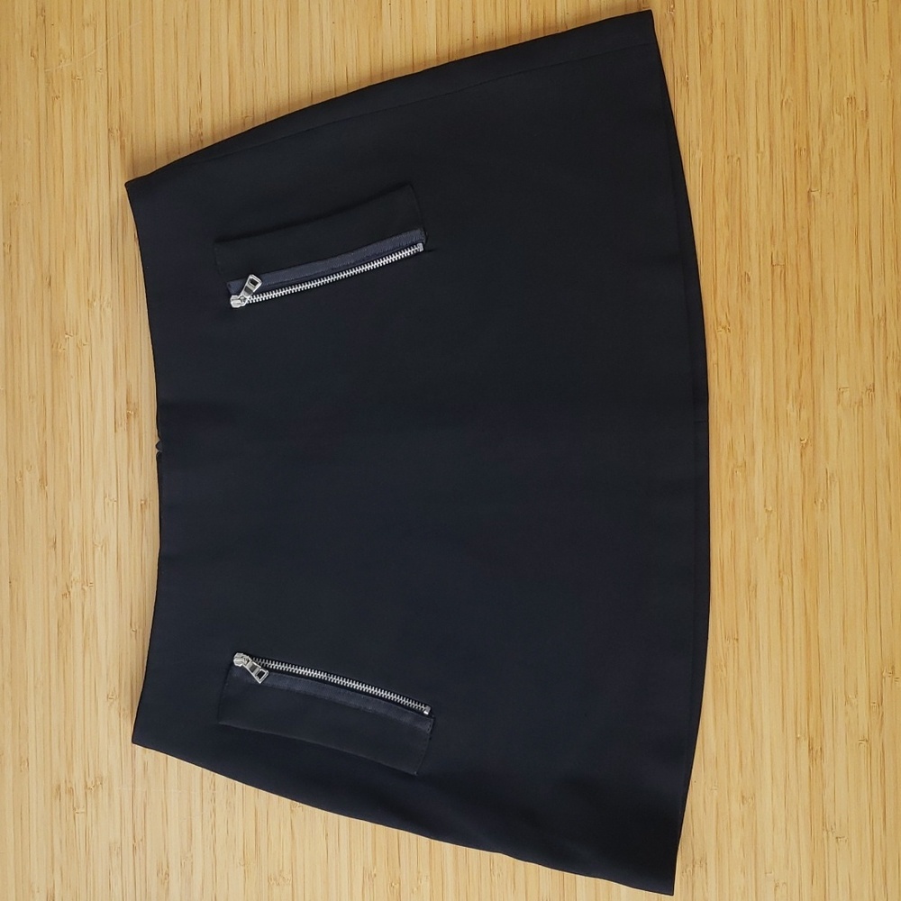 Black mini skirt w pockets & chrome metal silver zippers, quality tretchy fabric